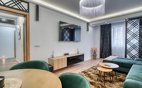 City Chic Retreat: Newly Renovated 1Br Apartment